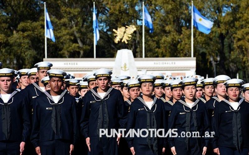 Jura a la Bandera y entrega de espadas en Puerto Belgrano