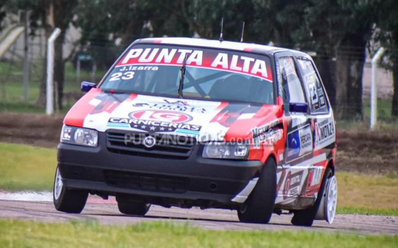 Un desperfecto en una cubierta privó a Juan P. Izarra completar otro buen rendimiento en el Fiat Uno Pista