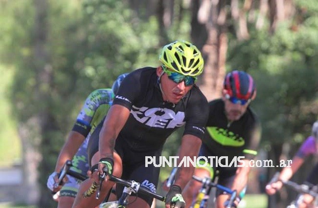 Puntaltenses en el podio de competencia de Ciclismo en Bahía Blanca
