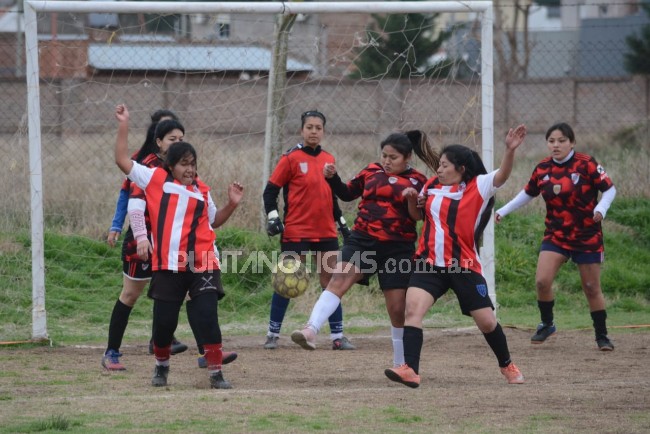 La cancha embarrada no fue un impedimento en la cuarta fecha del Clausura de Fútbol Femenino