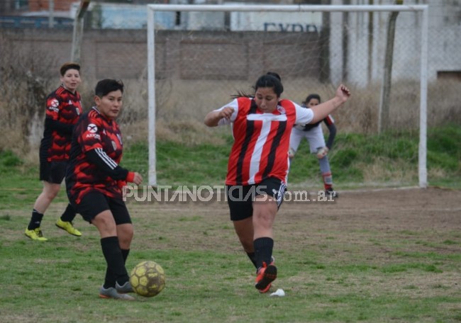 La cancha embarrada no fue un impedimento en la cuarta fecha del Clausura de Fútbol Femenino