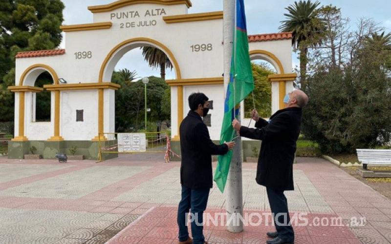 El intendente Uset izó las banderas en la Plaza Gral. Belgrano en el Día de la Patria