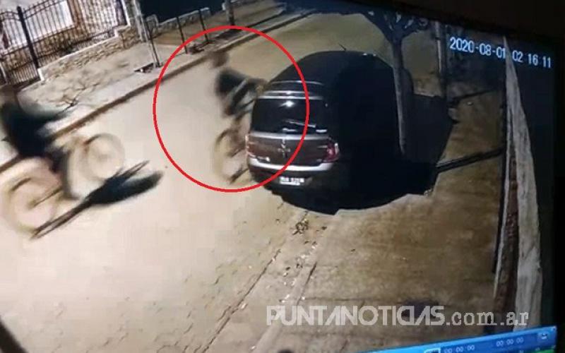 Cámara de seguridad grabó cuando rompían espejos de automóviles