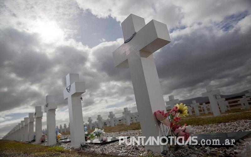 Malvinas: acuerdo entre la Argentina y Gran Bretaña para identificar a soldados enterrados en una tumba múltiple