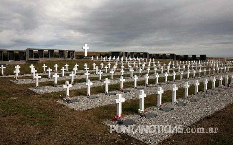 Firman acuerdos para identificar los restos de soldados caídos en Malvinas