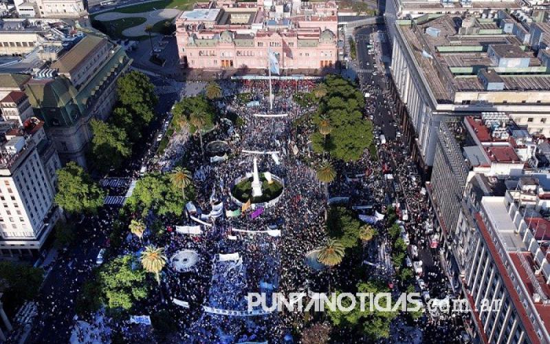 Militantes y organizaciones sociales colmaron Plaza de Mayo por el Día de la Lealtad 