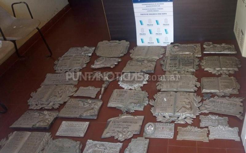 Encontraron 33 placas recordatorias escondidas en el cementerio municipal