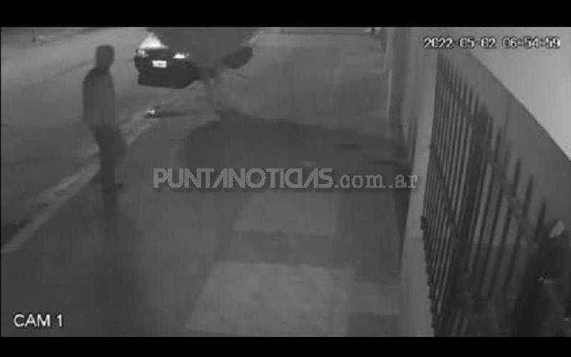 VIDEO: ladrón se llevó un auto que calentaba el motor en la puerta de la casa del dueño