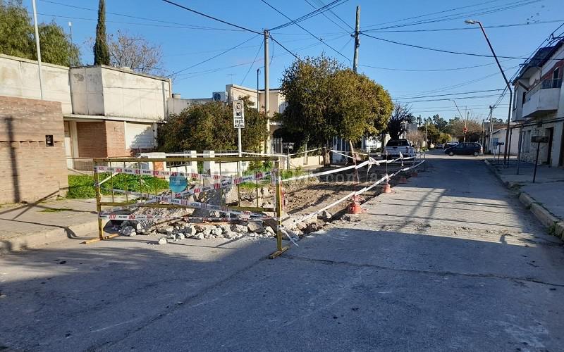 El Municipio repara el pavimento de calle Alvear con paños de hormigón 