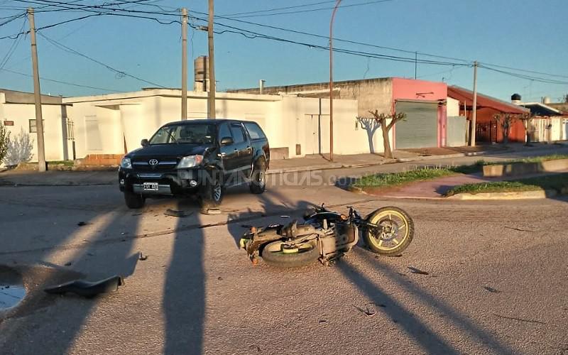 Un herido en accidente entre moto y camioneta 
