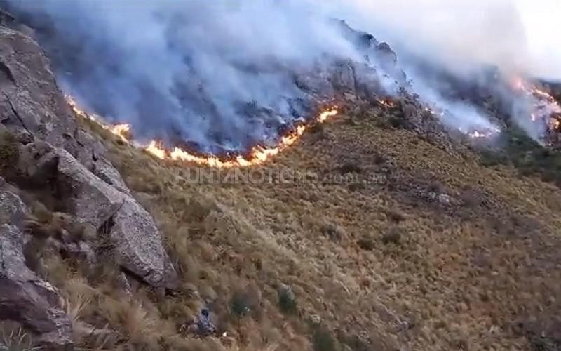 Córdoba: siguen combatiendo el incendio en el Cerro Uritorco y hay 200 autoevacuados por humo